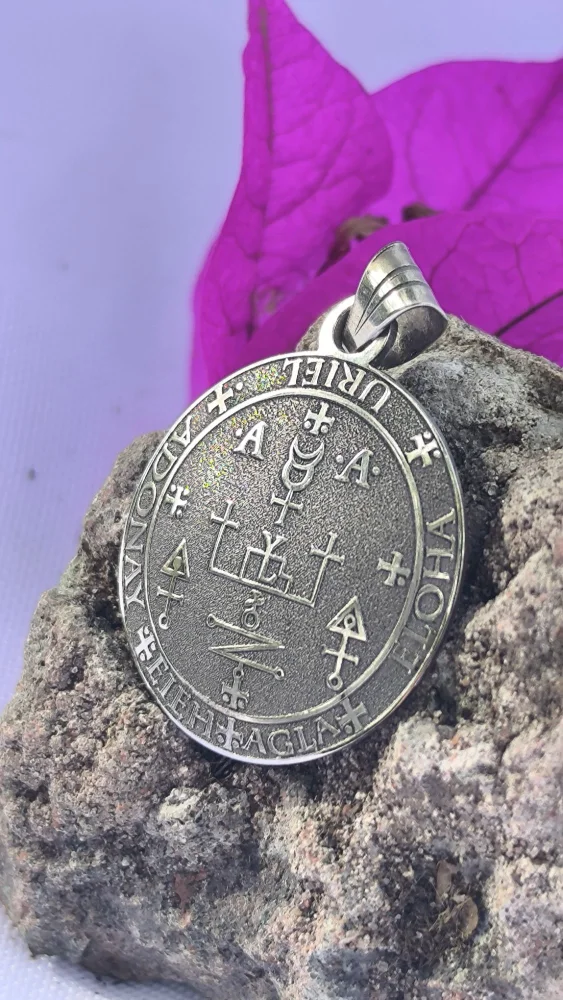 Colgante con el sello del arcángel Uriel, sobre piedra y buganvilla